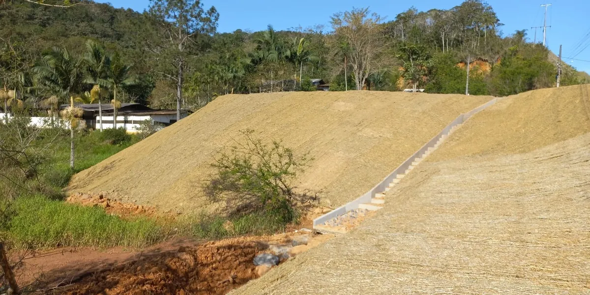 Hidrossemeadura em Terraplanagem